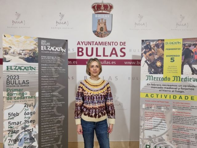 La Concejal de Turismo presenta el calendario anual de 'El Zacatín'
