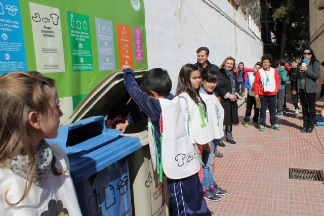 Los centros escolares cuentan desde hoy con papeleras para el reciclaje