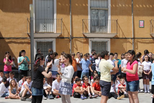 Los alumnos de Infantil y Primaria celebran el Día de Libro con cuentacuentos y actividades en la calle