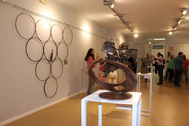 El colectivo '+formas' muestra sus esculturas relacionadas con el mundo del vino en la Casa de Cultura