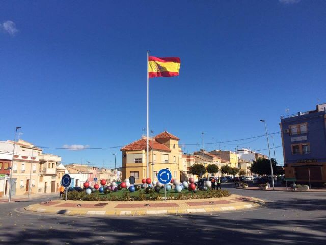 La bandera de España ondea en la rotonda de la Avda. de Murcia