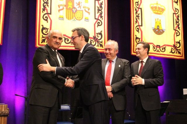 El presidente Garre, investido 'Maestro del Vino de Bullas 2015'