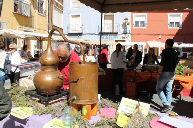 El Zacatín que coincide con el 'Domingo de Resurrección' dedica su actividad a la destilación de plantas aromáticas