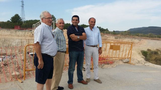 El Concejal de Agricultura visita con regantes de las tres comunidades las obras de la depuradora