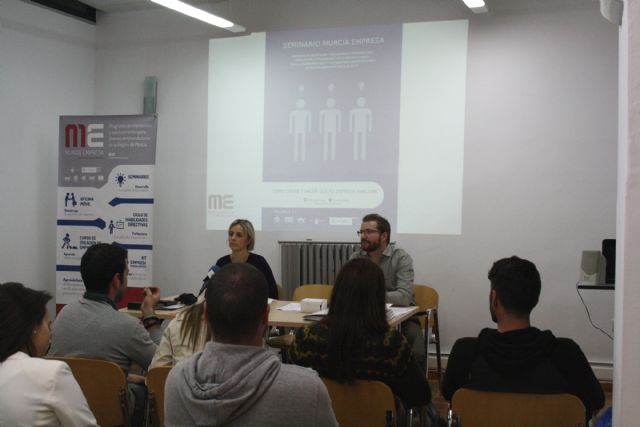 Jóvenes con espíritu emprendedor asisten a una charla de Murcia Empresa