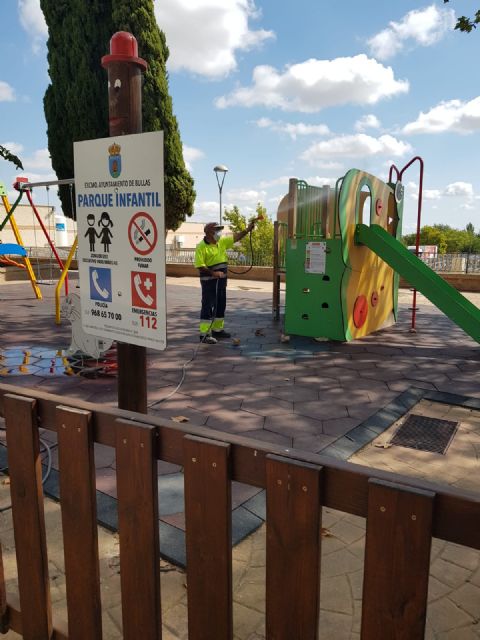 El Ayuntamiento de Bullas realiza labores de desinfección de parques y jardines