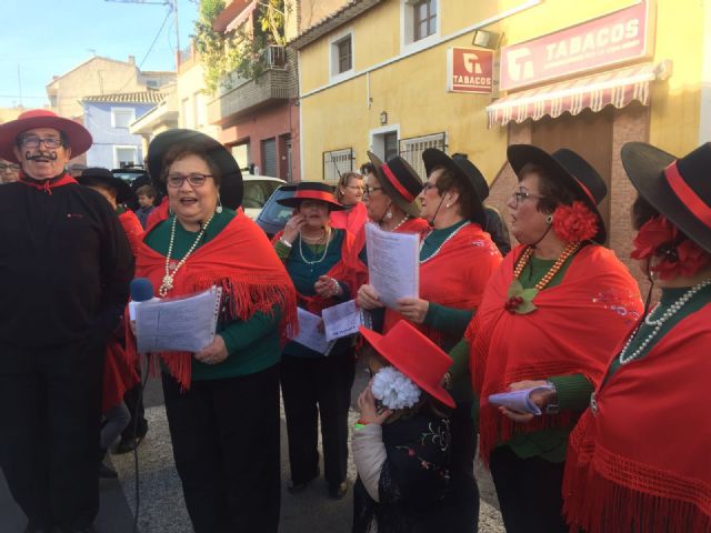 Gran participación de peñas en el desfile previo a la fiesta de Carnaval en La Almazara