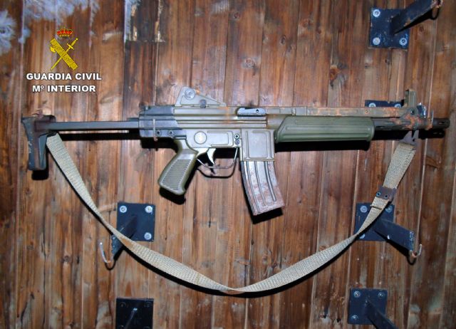 La Guardia Civil desmantela en Bullas un zulo con gran cantidad de armas y artefactos explosivos