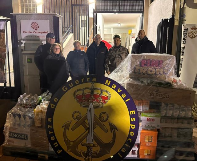 La Fuerza de Guerra Naval Especial entrega un cargamento de alimentos no perecederos a Cáritas de Bullas