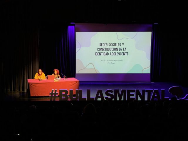 Redes sociales y la construcción de la identidad en la adolescencia fueron los temas en la cuarta charla de #Bullasmental