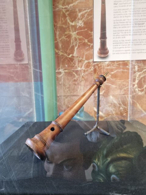 La dulzaina, instrumento del 'Tío de la Pita', se exhibe en el Ayuntamiento de Bullas