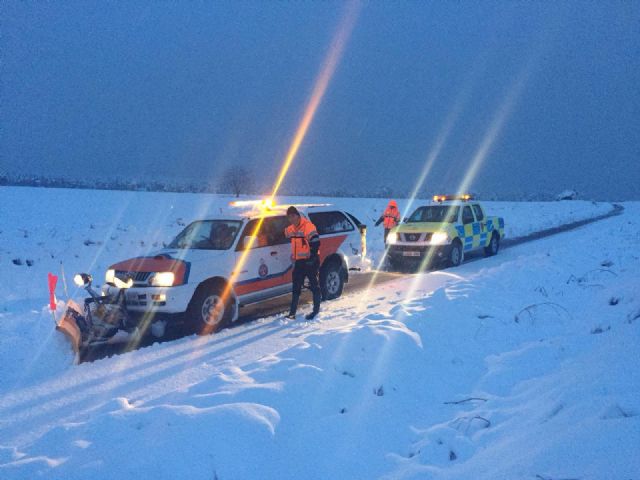 Protección Civil trabaja incansablemente en labores de limpieza vial tras la nieve caída en la madrugada del domingo