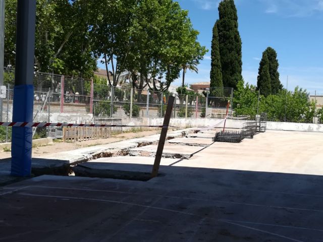 Comienzan las obras de ampliación de cubierta y adecuación del pavimento en la pista deportiva del CEIP Obispos García-Ródenas